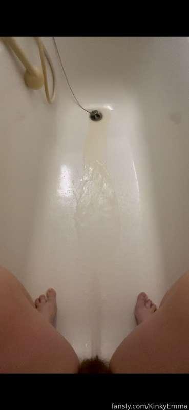 Love to see how far I can shot my pee! 

#pee #peeing #piss #pissing #bathtub #hairy #hairypussy 