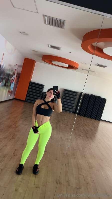 just a casual reminder that i can lift... and love😘