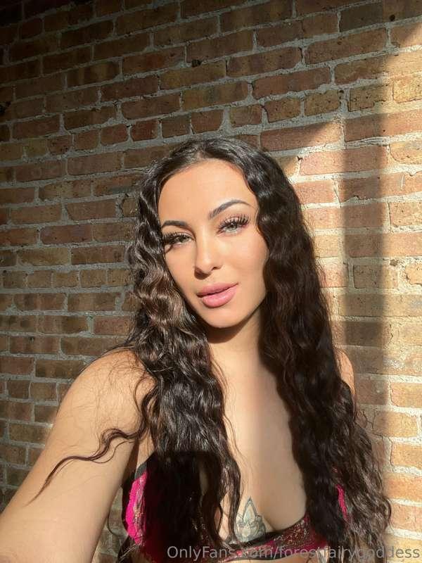 Hi babes! I will be hoping on a live at 10 PM CST tonight! L..