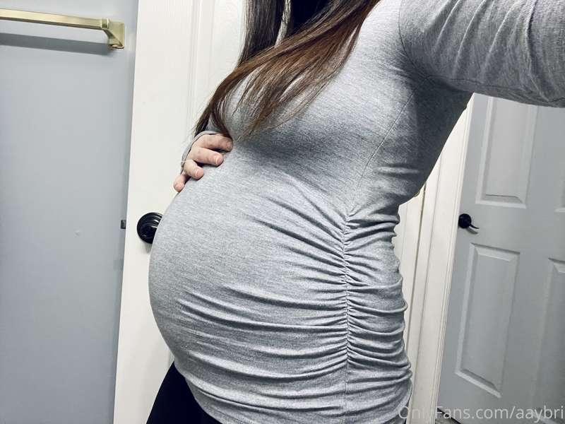 Another belly photo for your Saturday 🤍