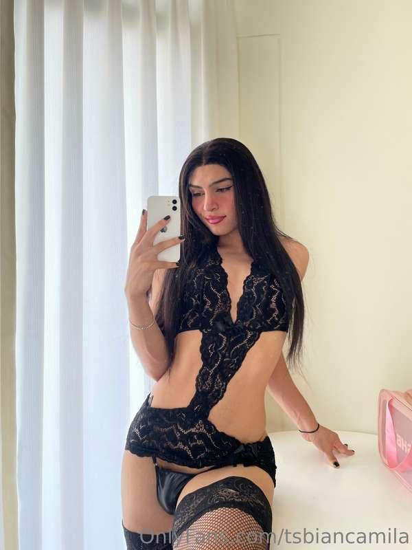Do you like the way this black lingerie looks on me?😏🤭🔥