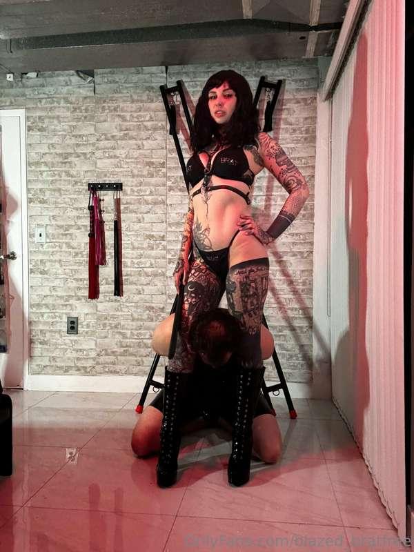 What would you do to be the lucky loser at my feet?

as alwa..