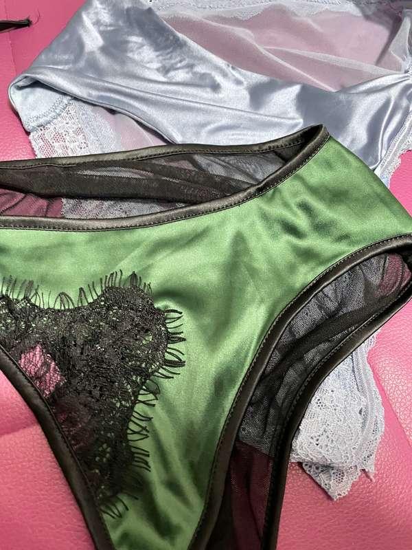 呢個係 咩料地黎呢？  想要貼貼嗎？？  貼在你臉上🥴