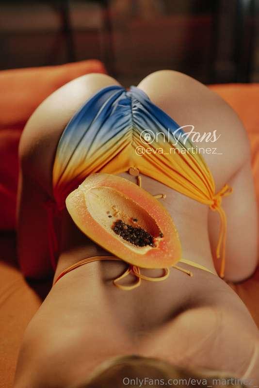 Do you want to eat the fruit and my ass for dessert?😈🍑