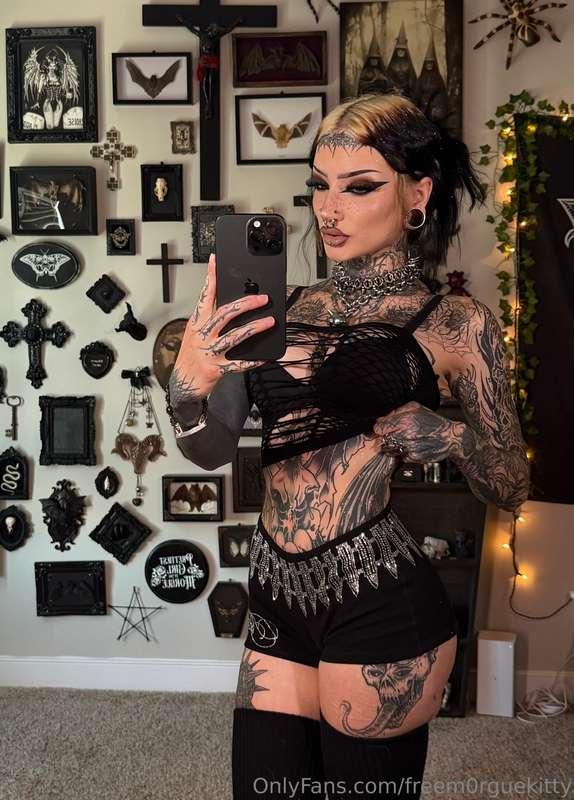 click here @m0rguekitty to see my curves …. except with no c..