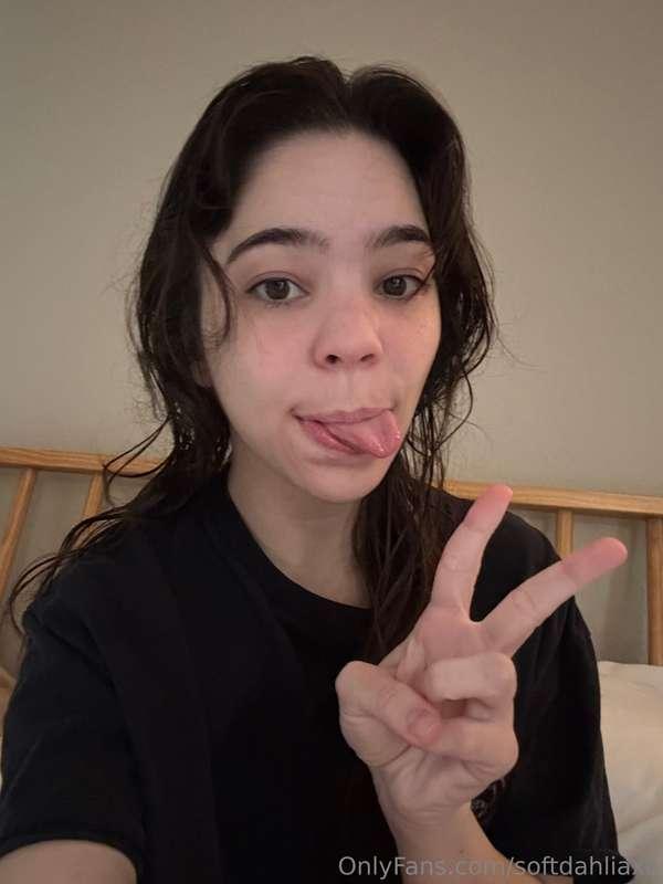 peace weekday and hello friday night!!