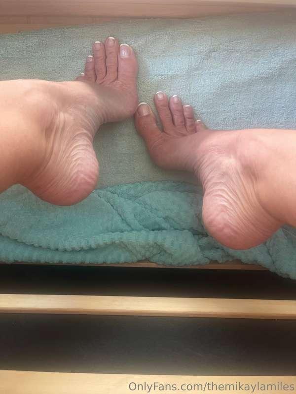 Suck those toes while I sit and sweat in the sauna! 💋
