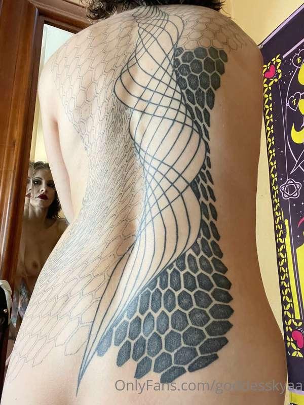 Showing off my back tattoo and perky tits 🤩💋
