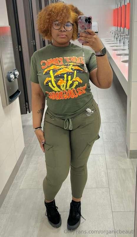 No nudes, just me being fine at work and distracting my cowo..