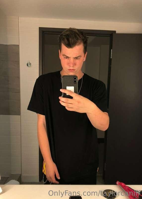 Airport nudes. 
Dick 
Balls 
Asscheeks enjoy 😉