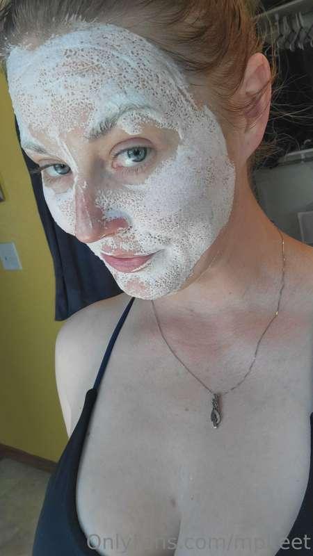 Good skincare! Either way makeup or not, I'm pretty hot😏👌
Wa..
