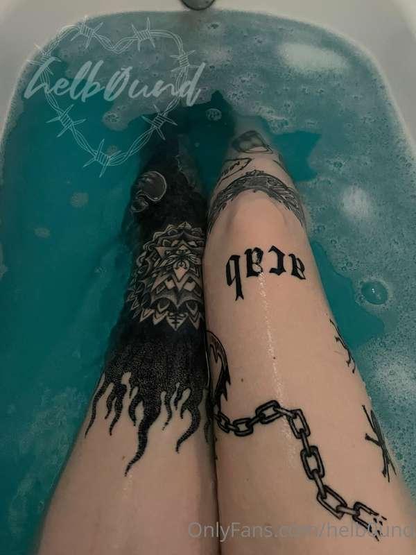 My bath bomb had a hot wheels car in it 💦