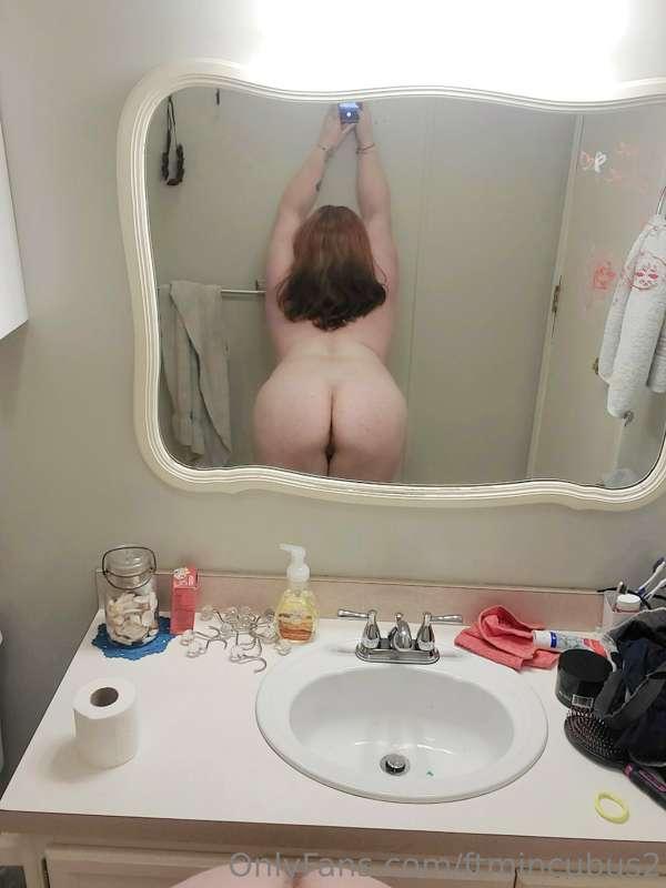 Bathroom booty pics...I know my ass would be so noisy if a s..