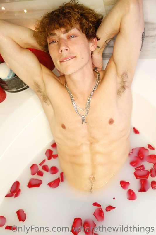 like if u want @imzacklilly to be your valentine date tonigh..