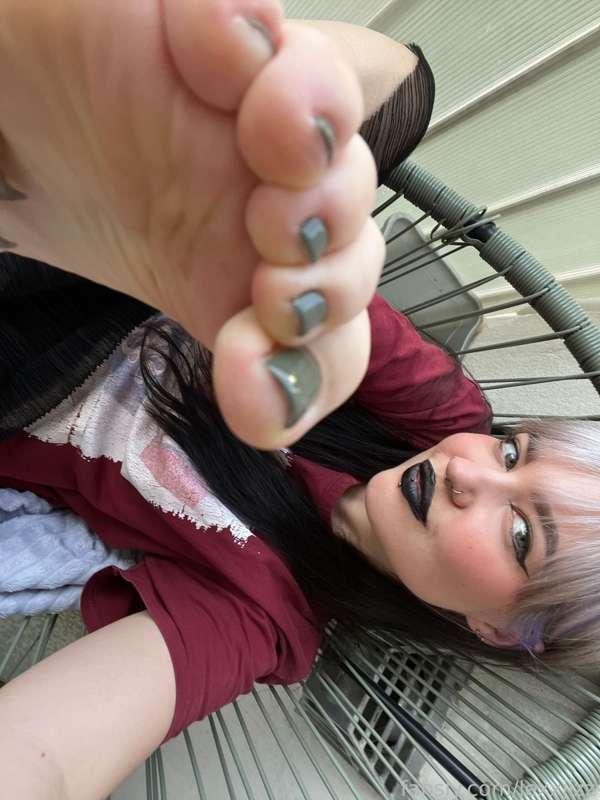 got my pedicure done yesterday and have some crazy plans for today!! i’m going to try nail standing for my first time.. wish me luck😫

#pedicure #toes #toenails #feet #footfetish #foot #gothgirl #goth #altgirl #gothfeet