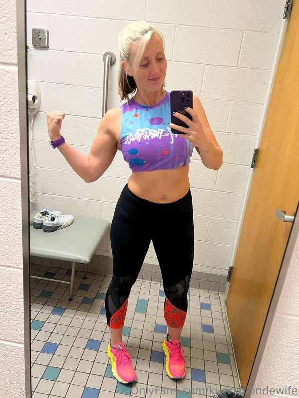 kurvyblondewife image #3
