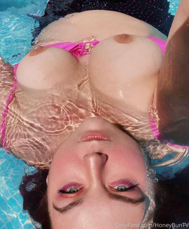 Pool nudes 💦💕💦💕