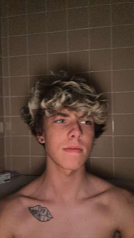 This is the face of a PROFESSIONAL BOTTOM😈