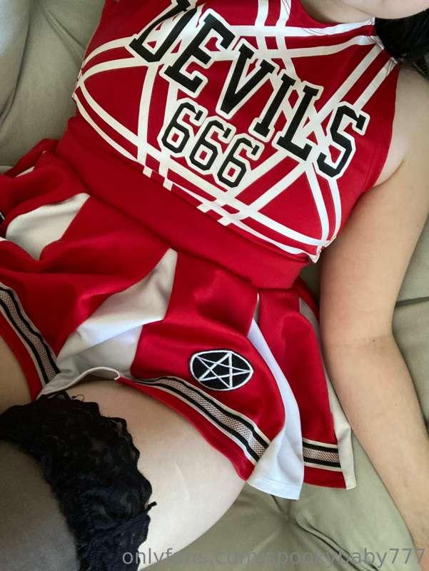 ***Wearing my cheerleading outfit!*** 💋 & shoving a dildo in..