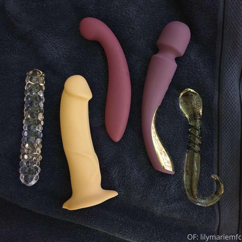 Wondering what toy(s) to use for the OF cum video.. 😇 Happil..