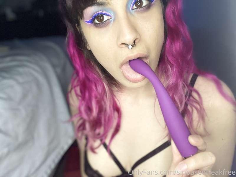 Getting that vibrator ready for my pussy 💦 hehe