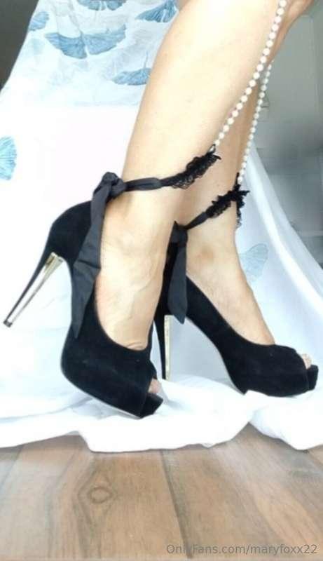 Whit these shoes I can make you howl whit pleasure and beg m..