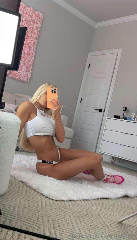 My favorite view? This mirror and me 💖