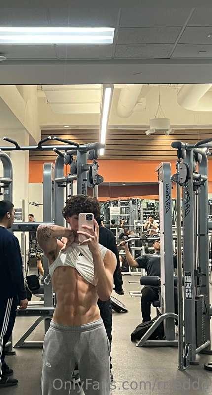 I swear my body always looks better in the gym 🫠