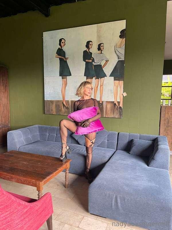 👀 What's better than a milf in a sexy outfit? A milf who get..
