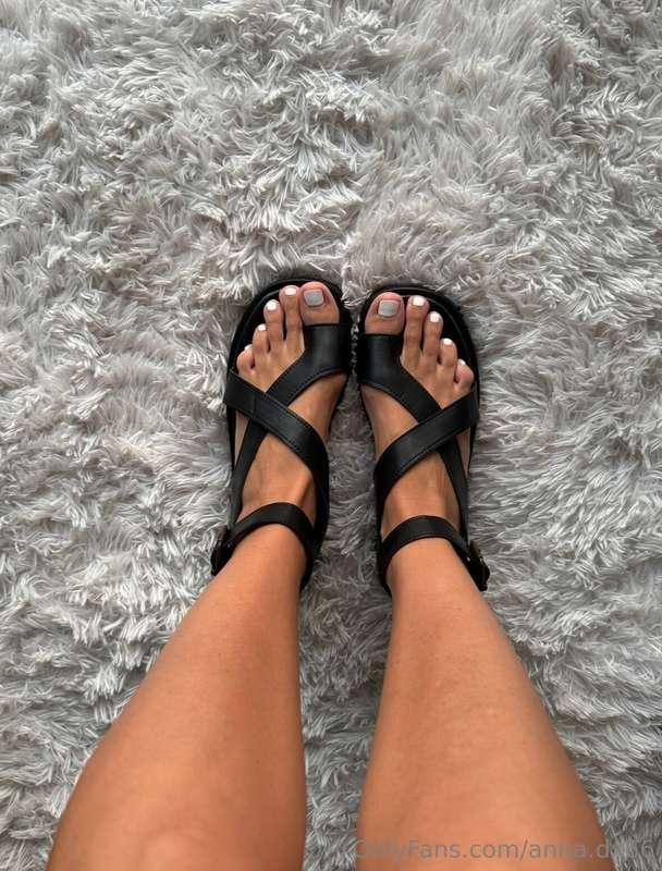Pour ceux qui aiment être à mes pieds 😈😋