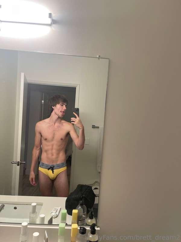 How’s my new swimsuit? @brett_dream 