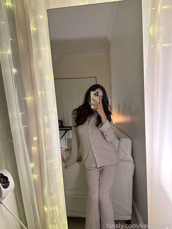 #OOTD 🎐 ended up just having a cozy night last night :) feeling well rested and excited to stream for you guys tn!

#cozy #pjs #matchingset