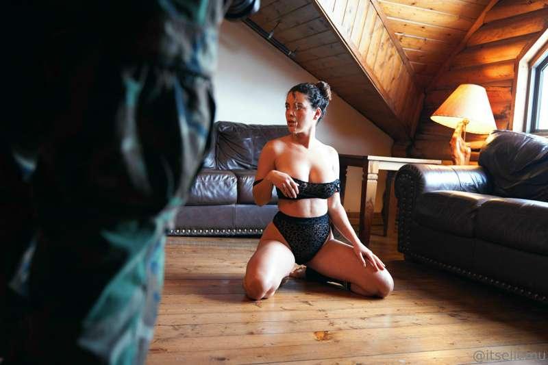 Yes, I'll get naked for you. @itsellemuvip
