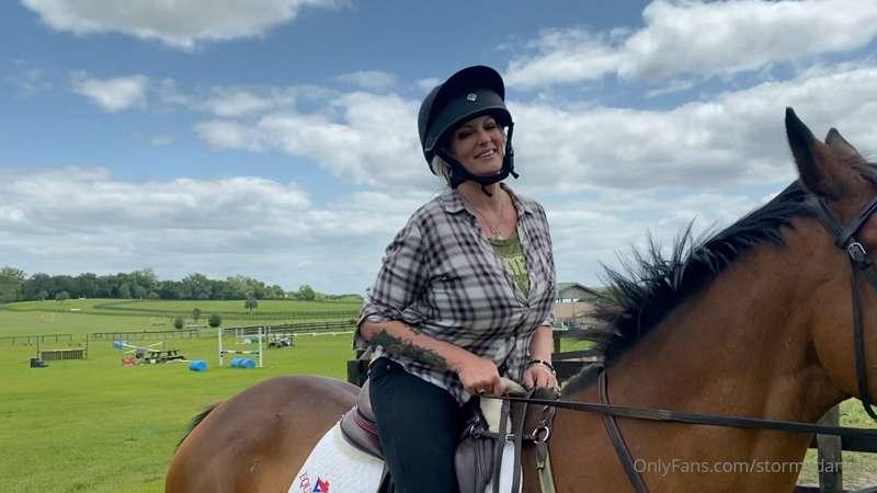 Just recently bought a new horse! 💕
It's always been my drea..
