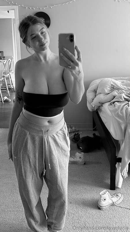 my titties falling out of my tube top 🤭 