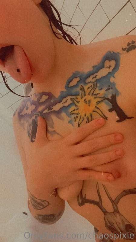 Who else lovesssssss hot showers? 🤤