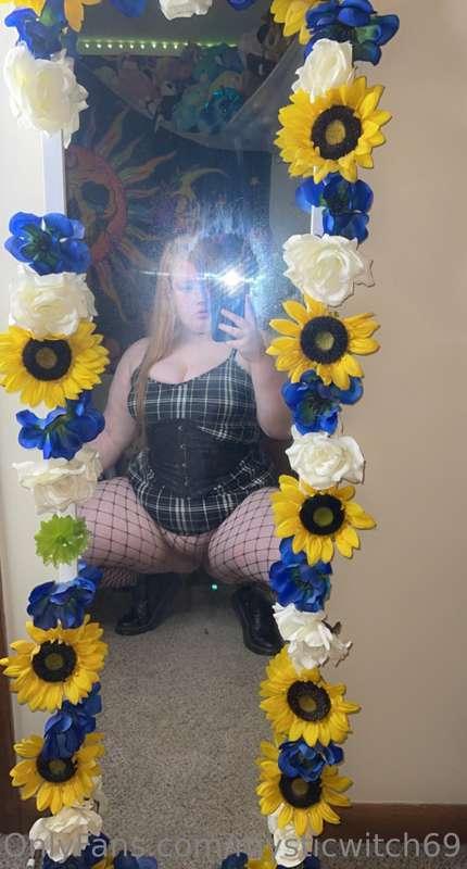 I’d smother you with my fat pussy in this outfit 🖤💀😻