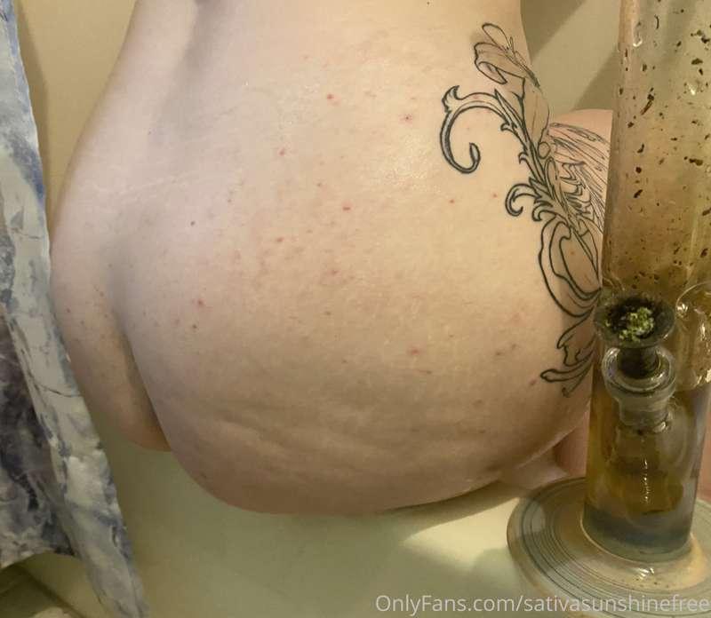 bath x bong x booty 

bath time smoke sesh 🍁🔥🛁