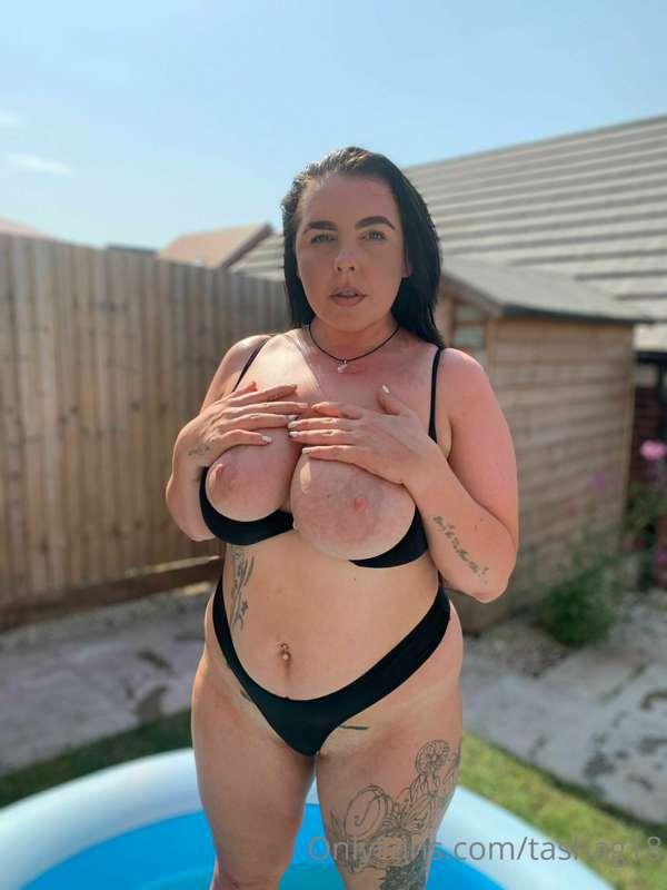 Bring back the hot weather 🥵 so I can flash my neighbour's a..