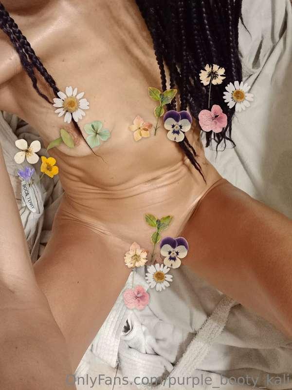 Oh Friday..🥵🥵🥵
A brand new Solo video..🦋🦋👈👈Guess how many fi..