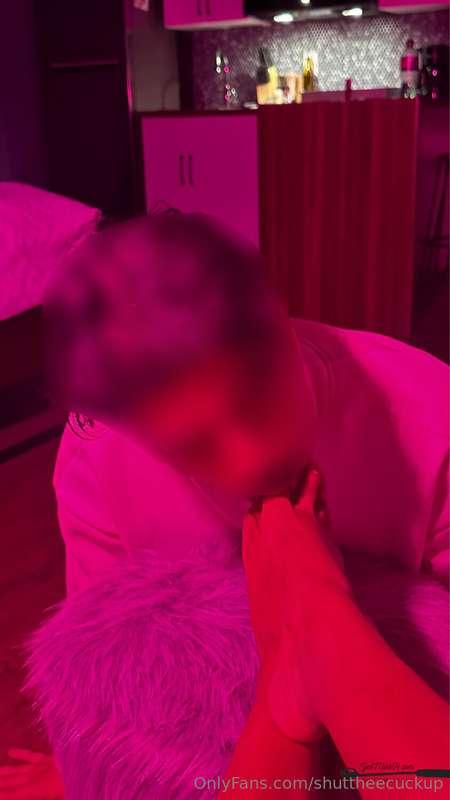 thst's it cucky, suck between every crevice of Mommy's toes!