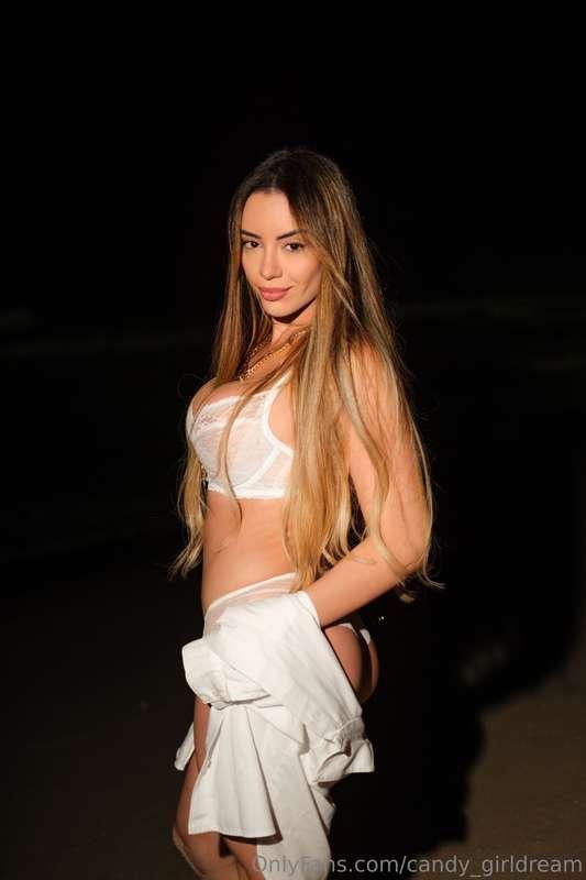 Would you accompany this mermaid to the sea? 🥵