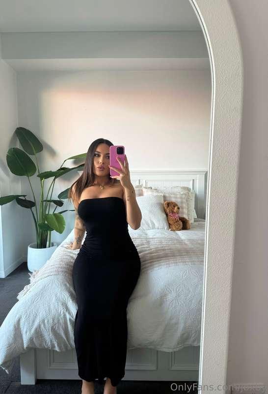 The tighter the dress the better 🥵🖤