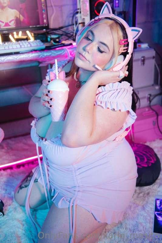## Would you date a big girl? ##  
🔮@mistressvip 🔮uncensored..