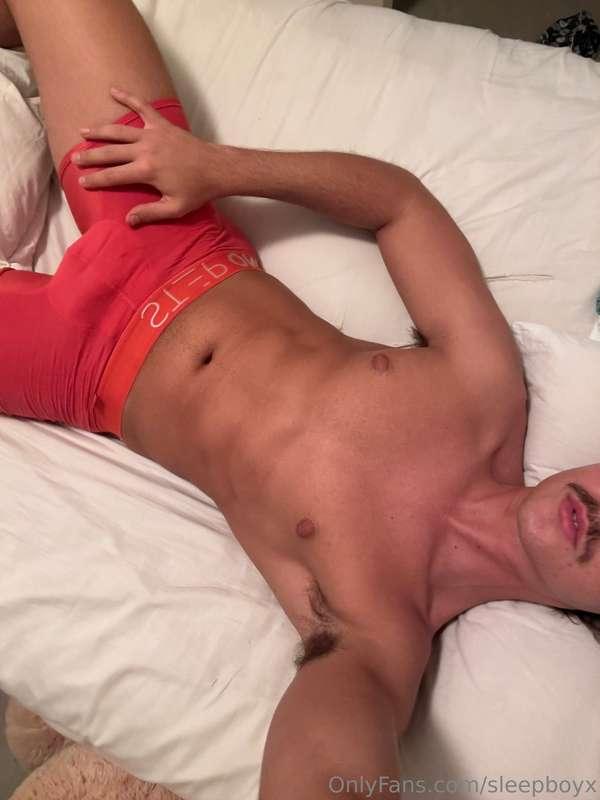 I need cuddles tn who wants to join me ??? 