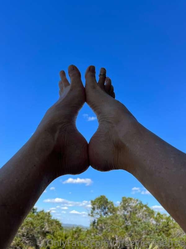 Foot lover's Friday. I appreciate all the foot lovers who lo..