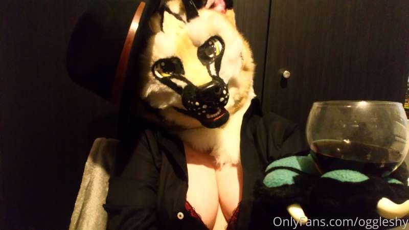 Hello there, it's your girl Hiro, ready to explore the world..