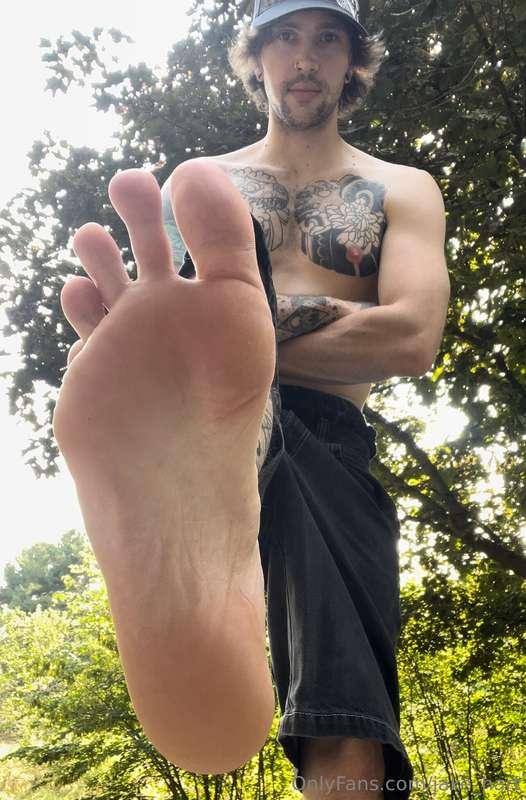 Where’s my foot guys 😎 come kiss these perfect soles.