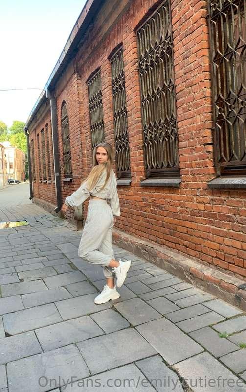 Have you ever had a naughty time in a forest or park? 🏙️😉