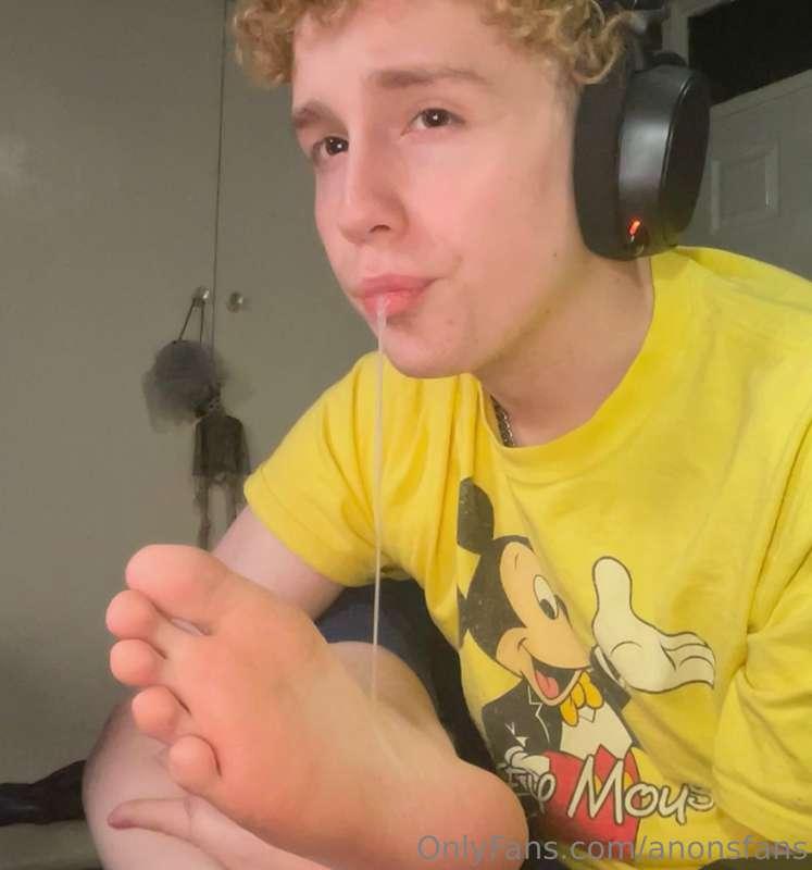 I want someone to cover my feet in spit like this 😩😩❤️